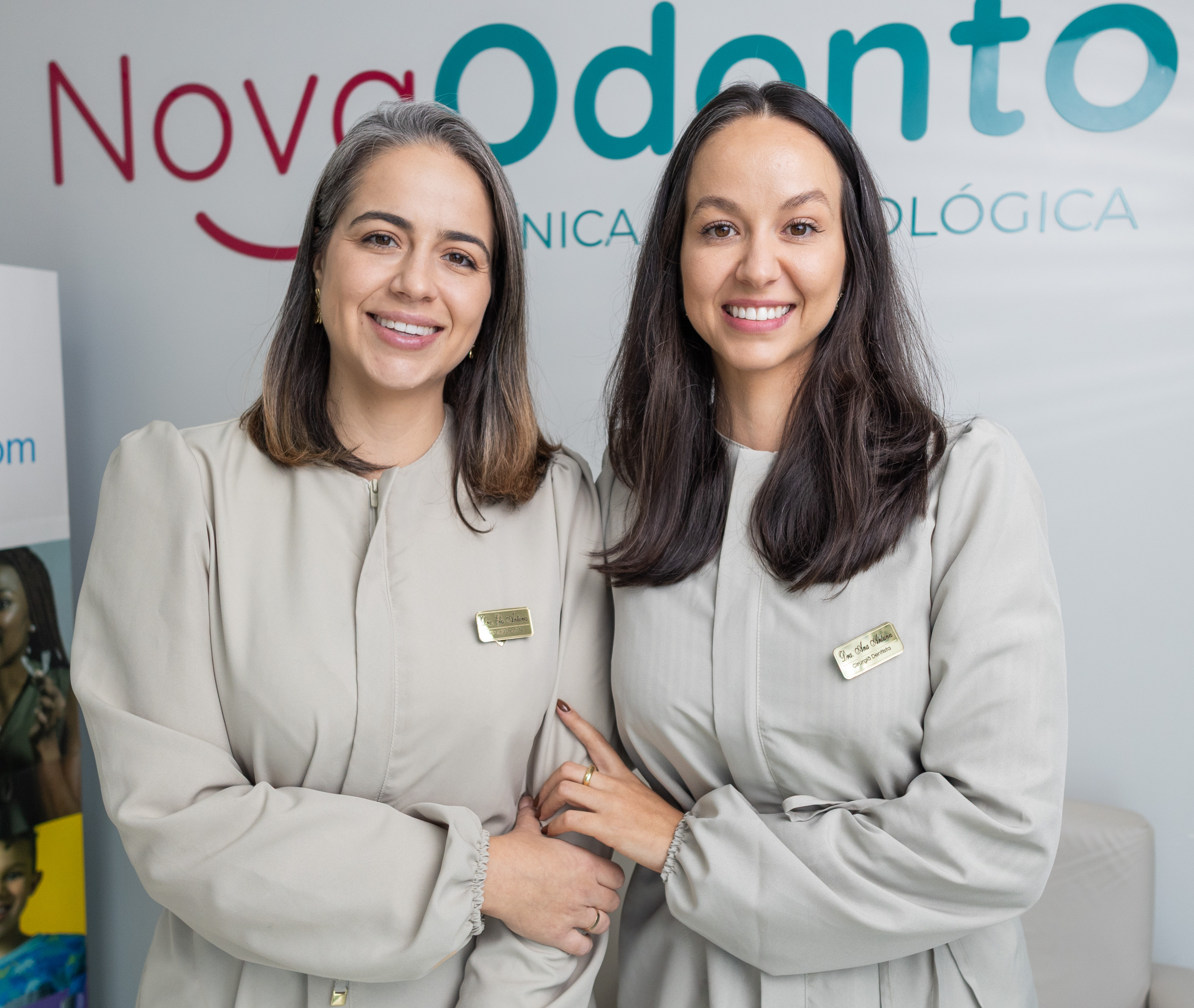 Paciente sorrindo na clínica Nova Odonto